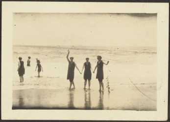 [Figuras en traje de baño en la playa]