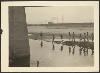 [Figuras en la escena del agua industrial]