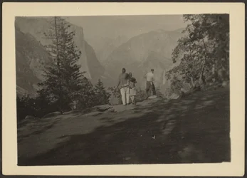 Figuras en un paisaje montañoso