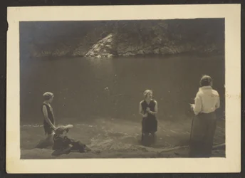 [Figuras en un lago]