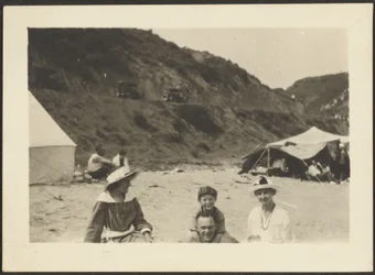 [Figuras en la playa]