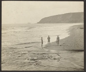 [Figuras en la playa]