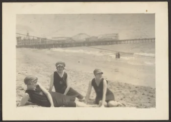 [Figuras en la playa cerca del muelle de Santa Mónica]
