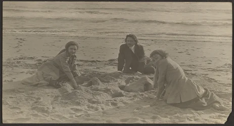 [Figuras en una playa]