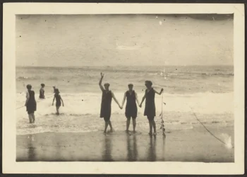 [Figuras en una playa sujetando algas]