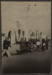 [Figuras con banderas]