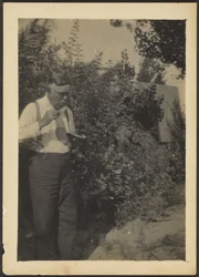 [Fleckenstein comiendo en un jardín]