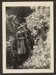 [Fleckenstein, Florence, y sus hijos en el bosque]
