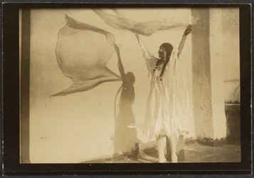 [Florence bailando en traje nativo americano]
