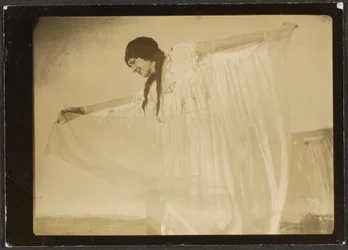 [Florence bailando en traje nativo americano]