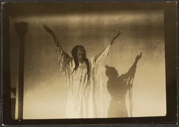 [Florence bailando en traje nativo americano]