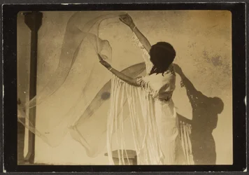 [Florence bailando con traje de indígena americano]