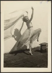 Florence bailando en una azotea