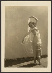 Florence bailando en una azotea