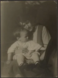 [Florence sosteniendo a su bebé]