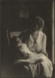 [Florence sosteniendo a su bebé]