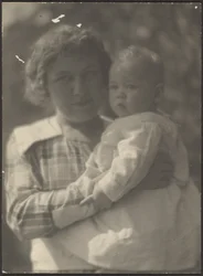 [Florence con un bebé en brazos]