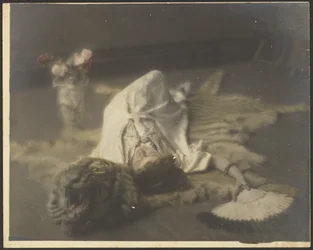 Florence reclinada sobre una alfombra de piel de tigre