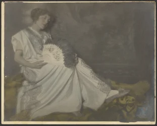 [Florencia sentada con un gran abanico]
