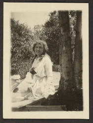 [Florence sentada con su perro]