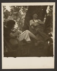 [Florence y su marido en el bosque]