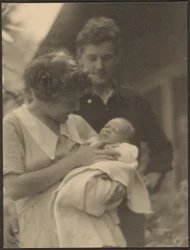[Florence y su marido con un bebé]