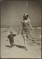 [Florencia y el bebé caminando por la playa]