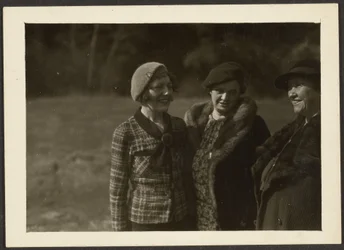 [Florence y la señora Fleckenenstein con una tercera mujer al aire libre]