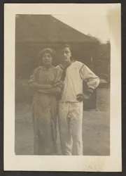 [Florence y joven con uniforme de marina]