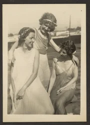 [Florencia con amigos en trajes de gasa]
