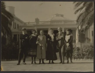 [Retrato de grupo fuera del edificio]
