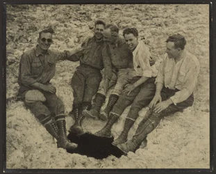 [Retrato de grupo sentado a la entrada de una cueva vertical, en el pico de San Jacinto]
