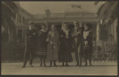 [Retrato de grupo delante de un edificio público]