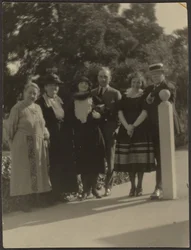 [Retrato de grupo en el parque]