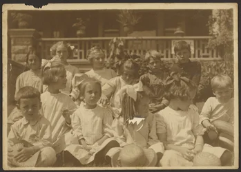[Grupo de niños frente al porche]