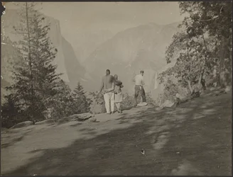 [Grupo de excursionistas mirando a Vista]