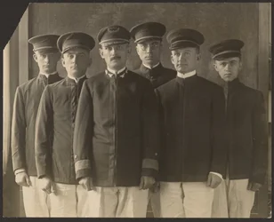 [Grupo de jóvenes uniformados ante el tapiz (¿Cadetes)]