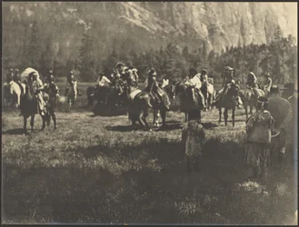[Grupo a caballo que incluye nativos americanos con vestimenta tradicional]