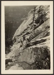 [Excursionista escalando un peñasco]