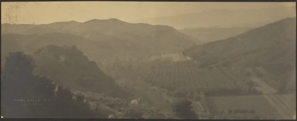 [Paisaje con montañas y granjas]