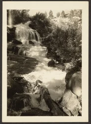 [Paisaje con cascada]