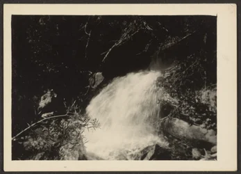 [Paisaje con cascada]
