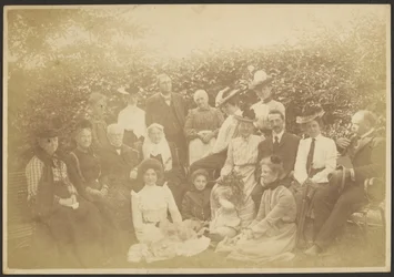 [Gran retrato de familia en grupo]