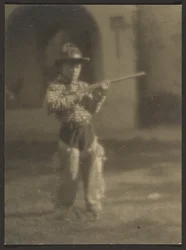 [Niño con traje de vaquero]