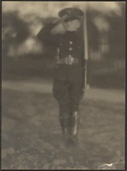 [Niño con uniforme]