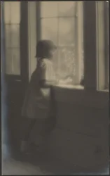 [Niña mirando por la ventana]