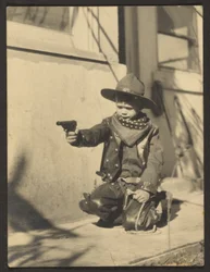 [Niño pequeño en traje de vaquero]