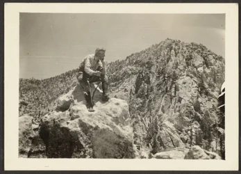 [Hombre sobre las rocas]