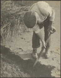[Hombre cavando en el barro]