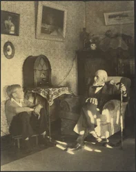 [Hombre y niño sentados en un estudio]